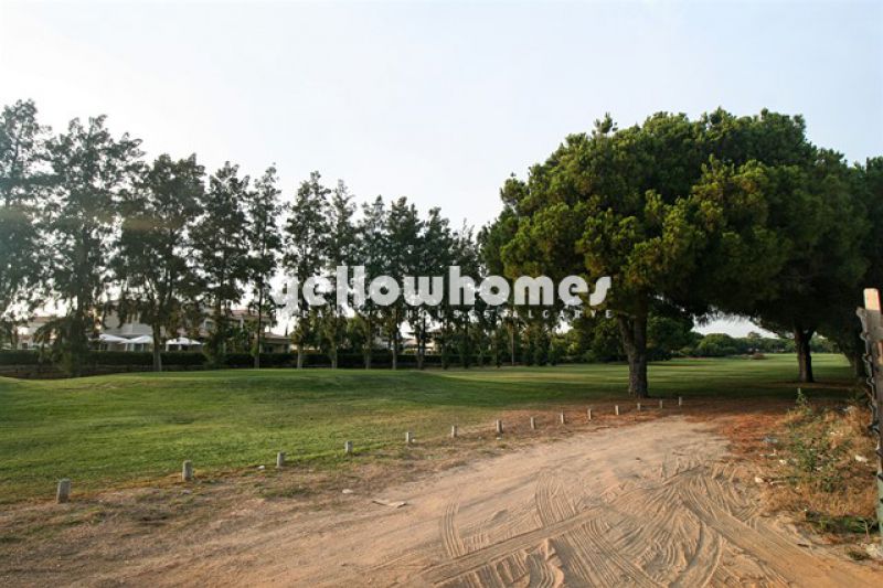 Moradia contemporânea em construção frente ao golfe em Vilamoura